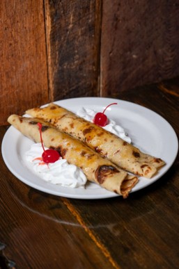 Crepes con dulce de leche served as one of the desserts with dulce de leche at Sabores del Plata